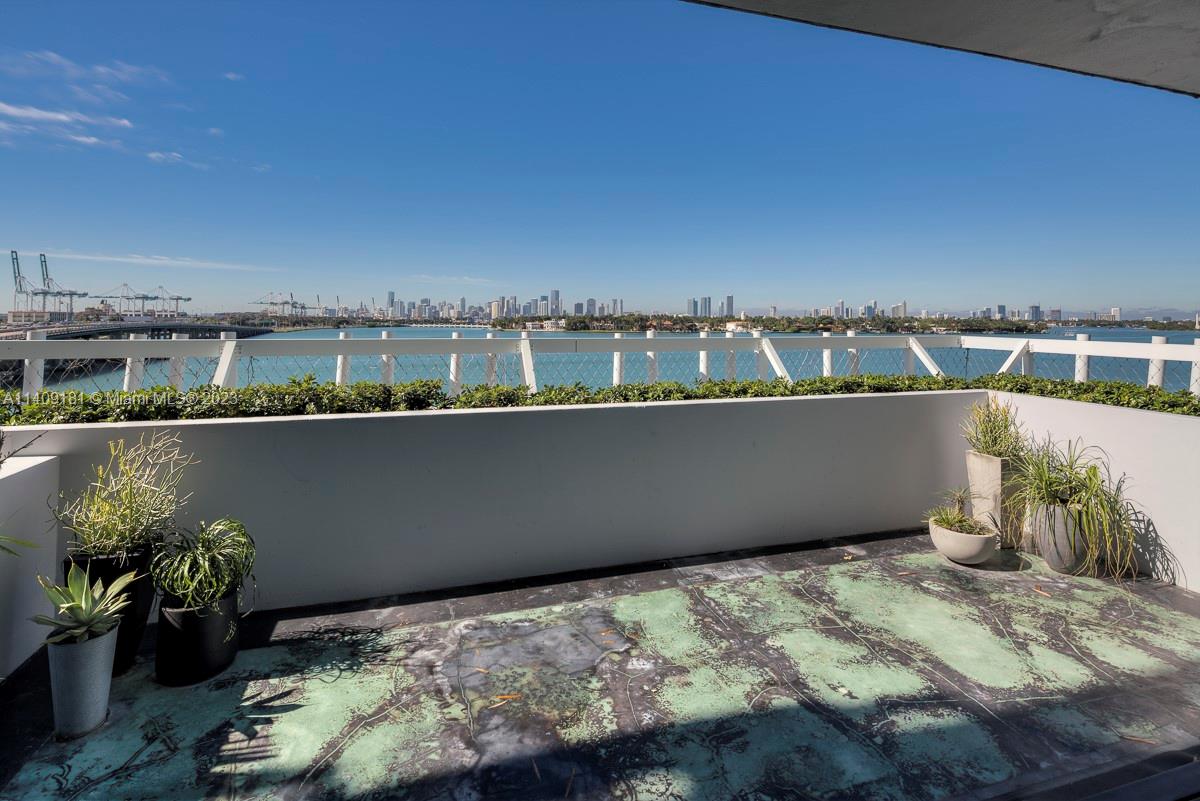 THE BENTLEY BAY CONDO - Residential Lease