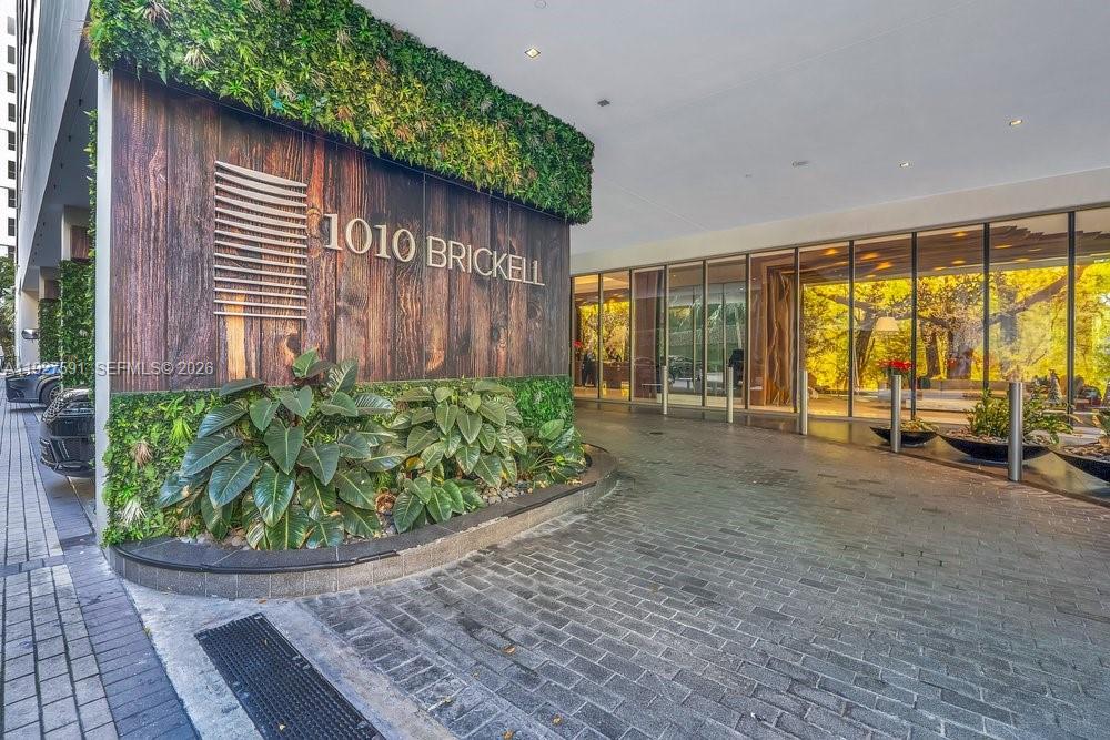 Amazing and Luxury Studio in the heart of Brickell in one of the best building in the area. Great amenities like squash court, lap swimming pool, basketball court, lounge area, gym, spa, entertainment room with bowling, ping pong table, soccer table, kids area, rooftop with amazing views, swimming pool and jacuzzi. Basic cable and internet are included. ONLY TWO MONTHS TO MOVE IN  ( first month and security deposit ) !!