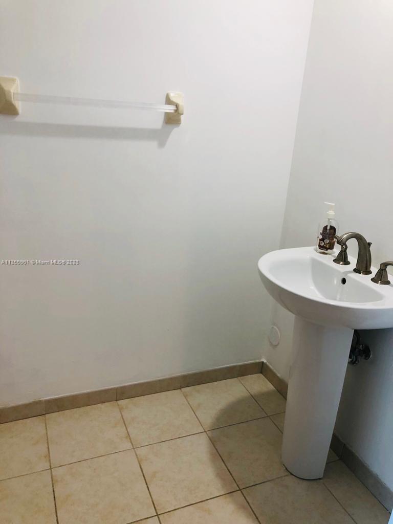 THE OAKS I CONDO - Residential