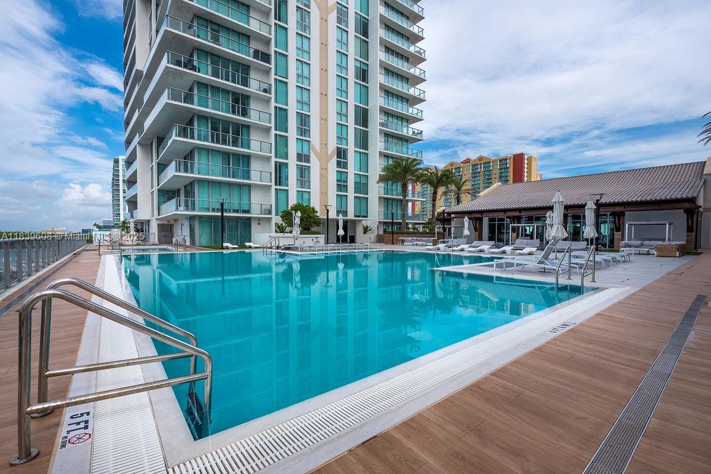 PARQUE TOWERS CONDO - Residential