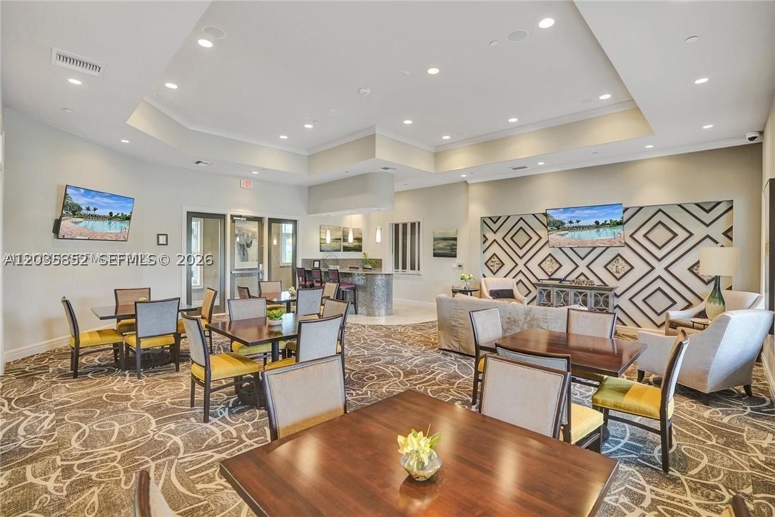 HILLCREST COUNTRY CLUB SO - Residential Lease