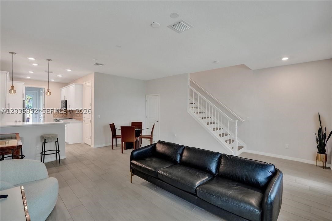 HILLCREST COUNTRY CLUB SO - Residential Lease