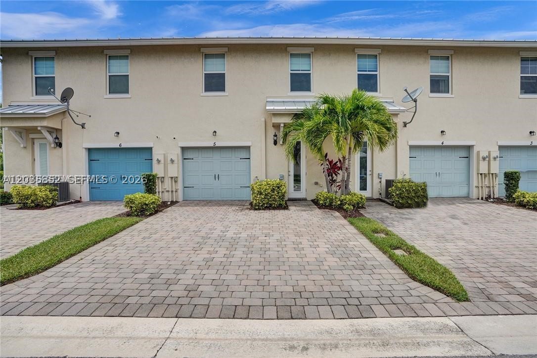 HILLCREST COUNTRY CLUB SO - Residential Lease