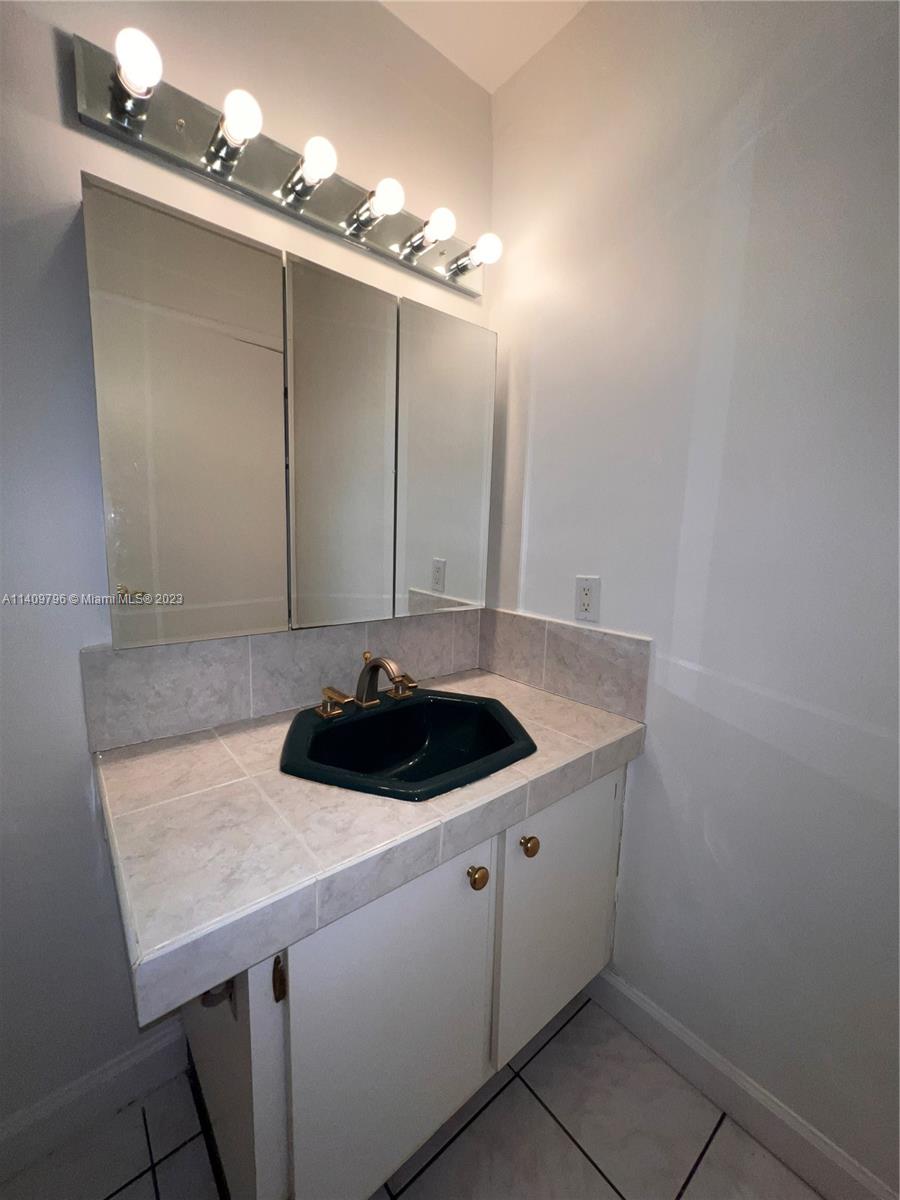 WESTWIND LAKES GARDEN HOM - Residential Lease