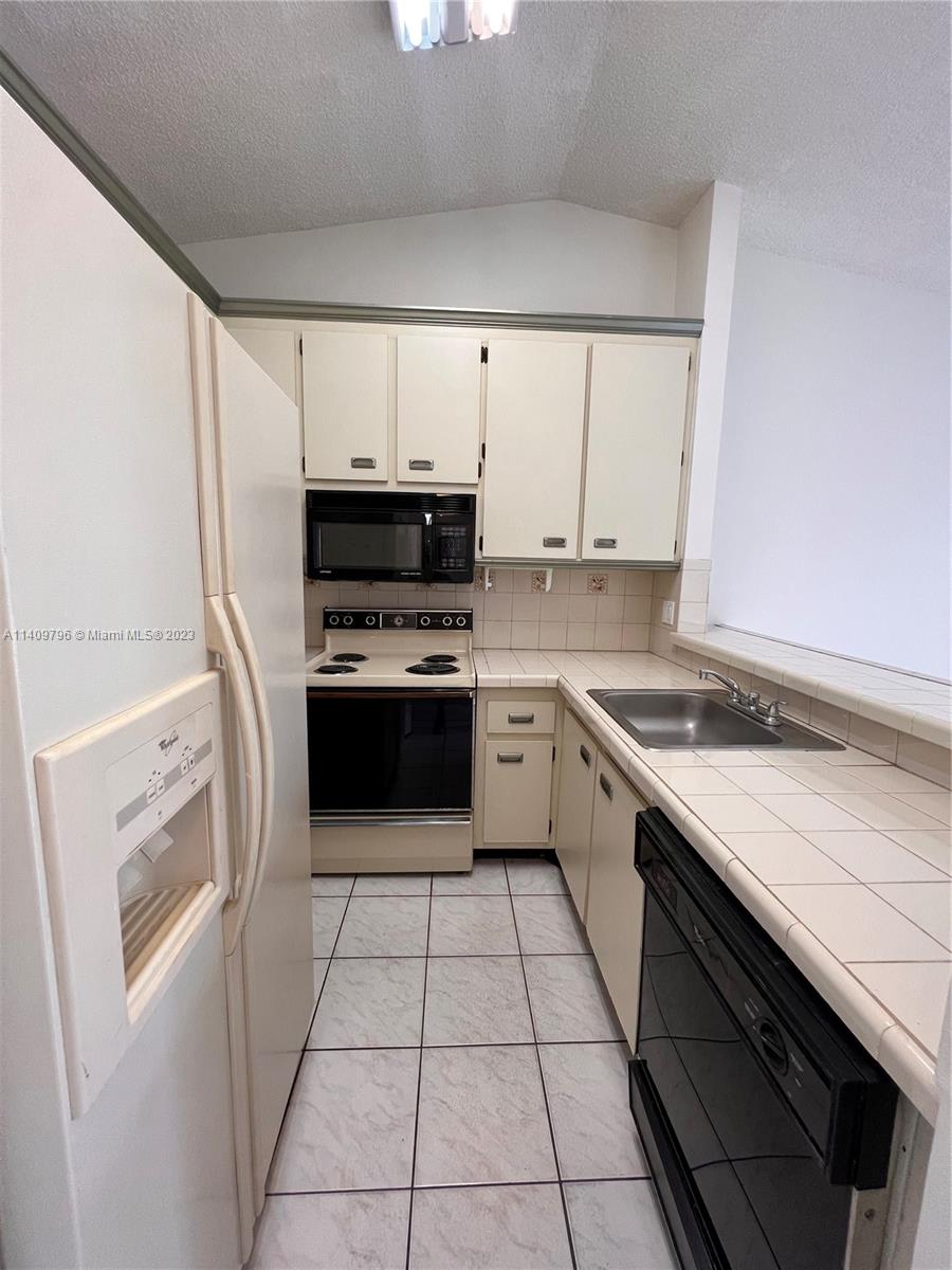 WESTWIND LAKES GARDEN HOM - Residential Lease