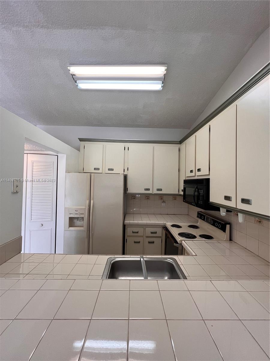 WESTWIND LAKES GARDEN HOM - Residential Lease