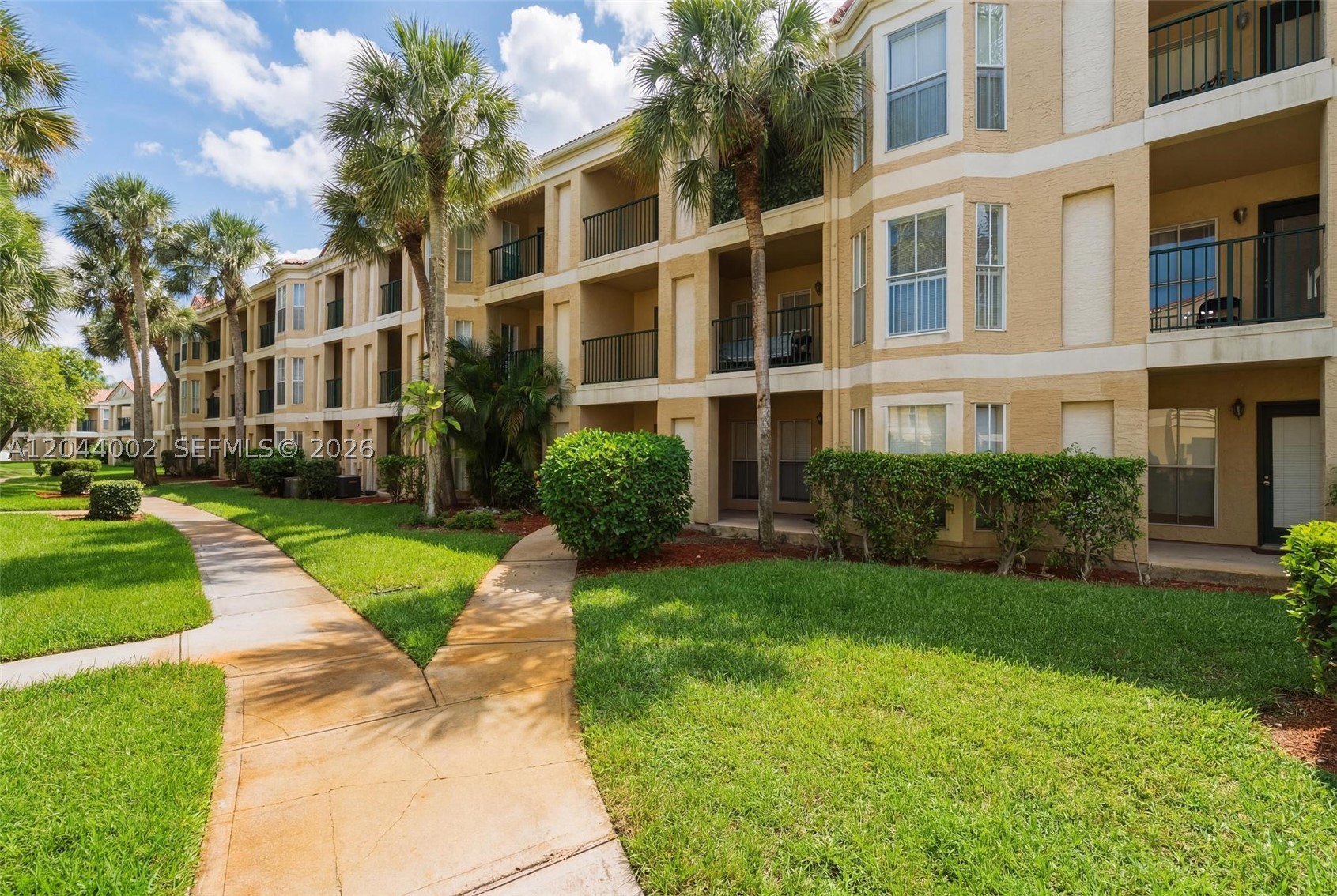SAVANNAH AT RIVERSIDE CON - Residential
