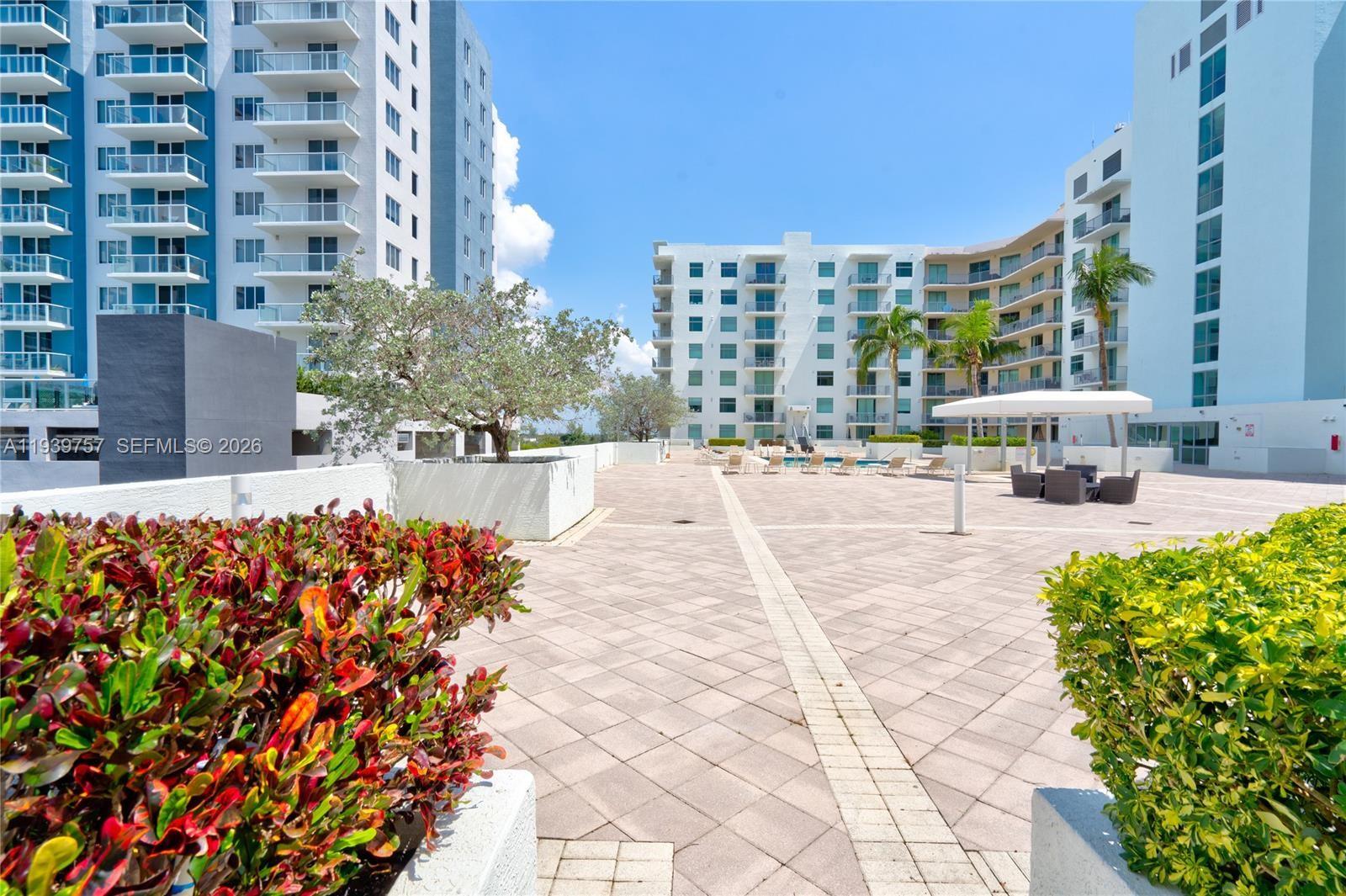 HOLLYWOOD STATION RES CON - Residential