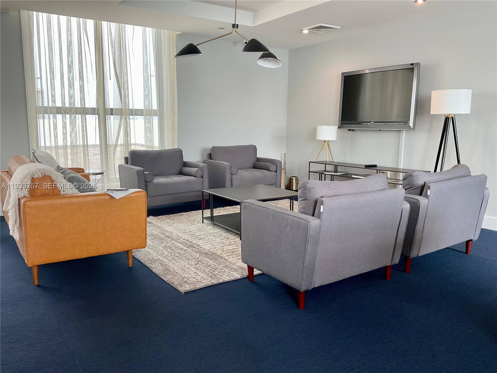 HOLLYWOOD STATION RES CON - Residential