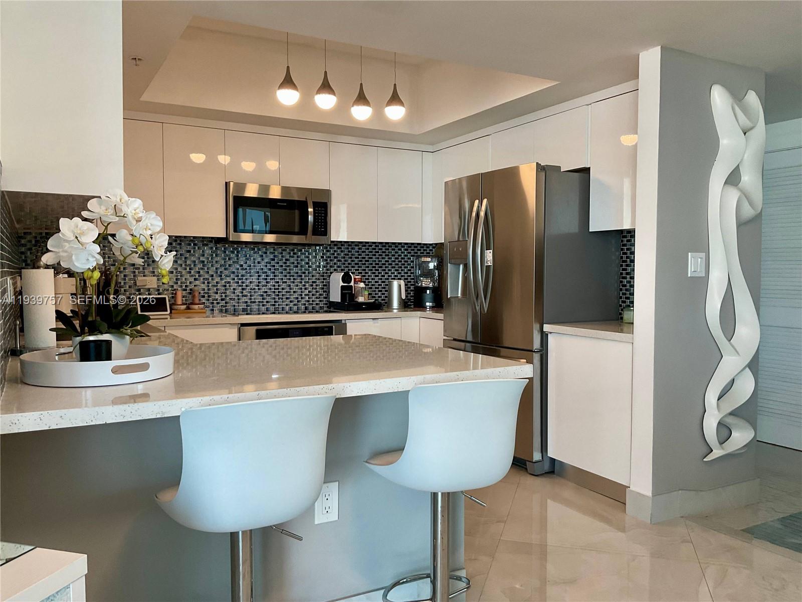 HOLLYWOOD STATION RES CON - Residential