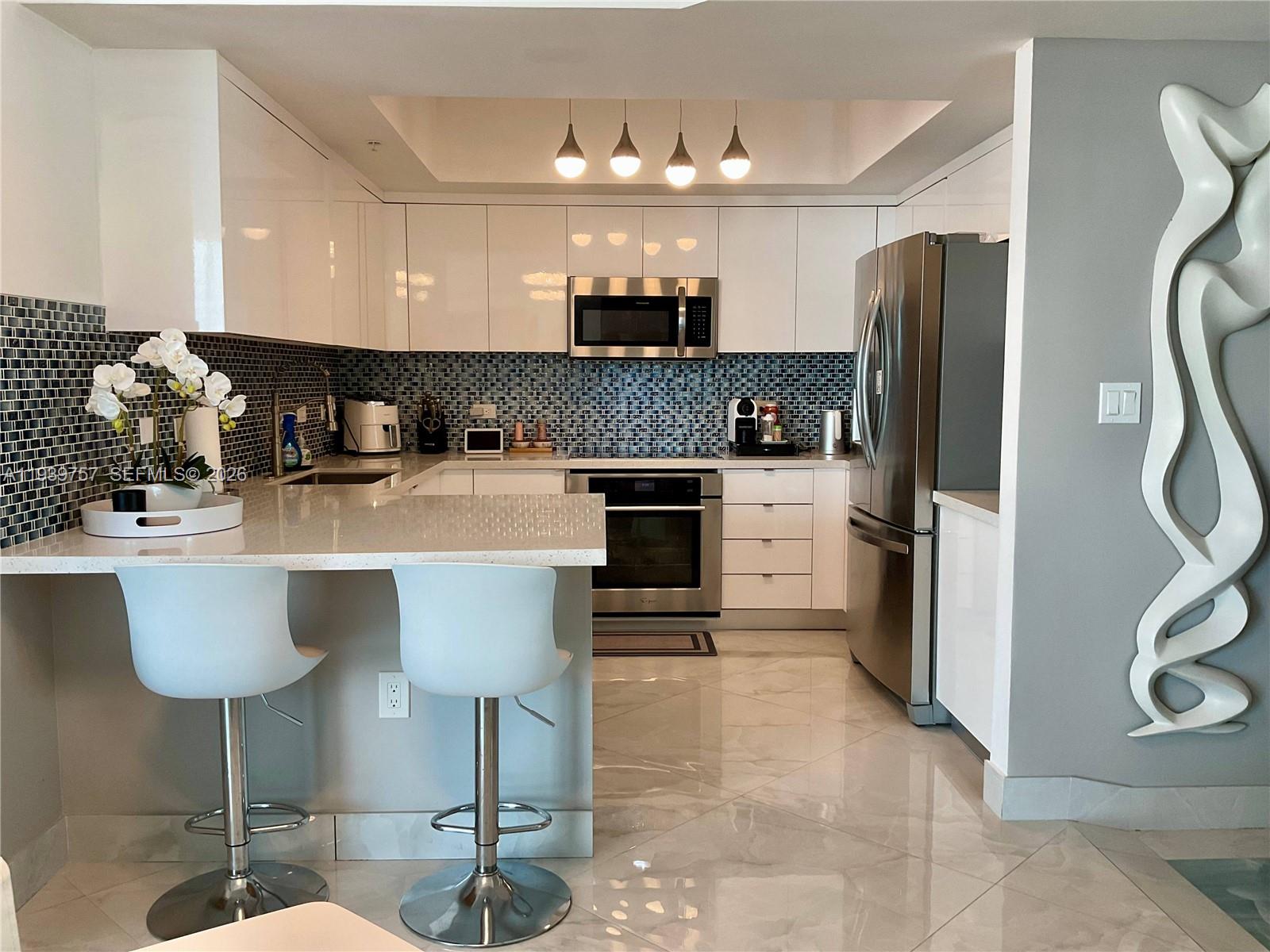 HOLLYWOOD STATION RES CON - Residential