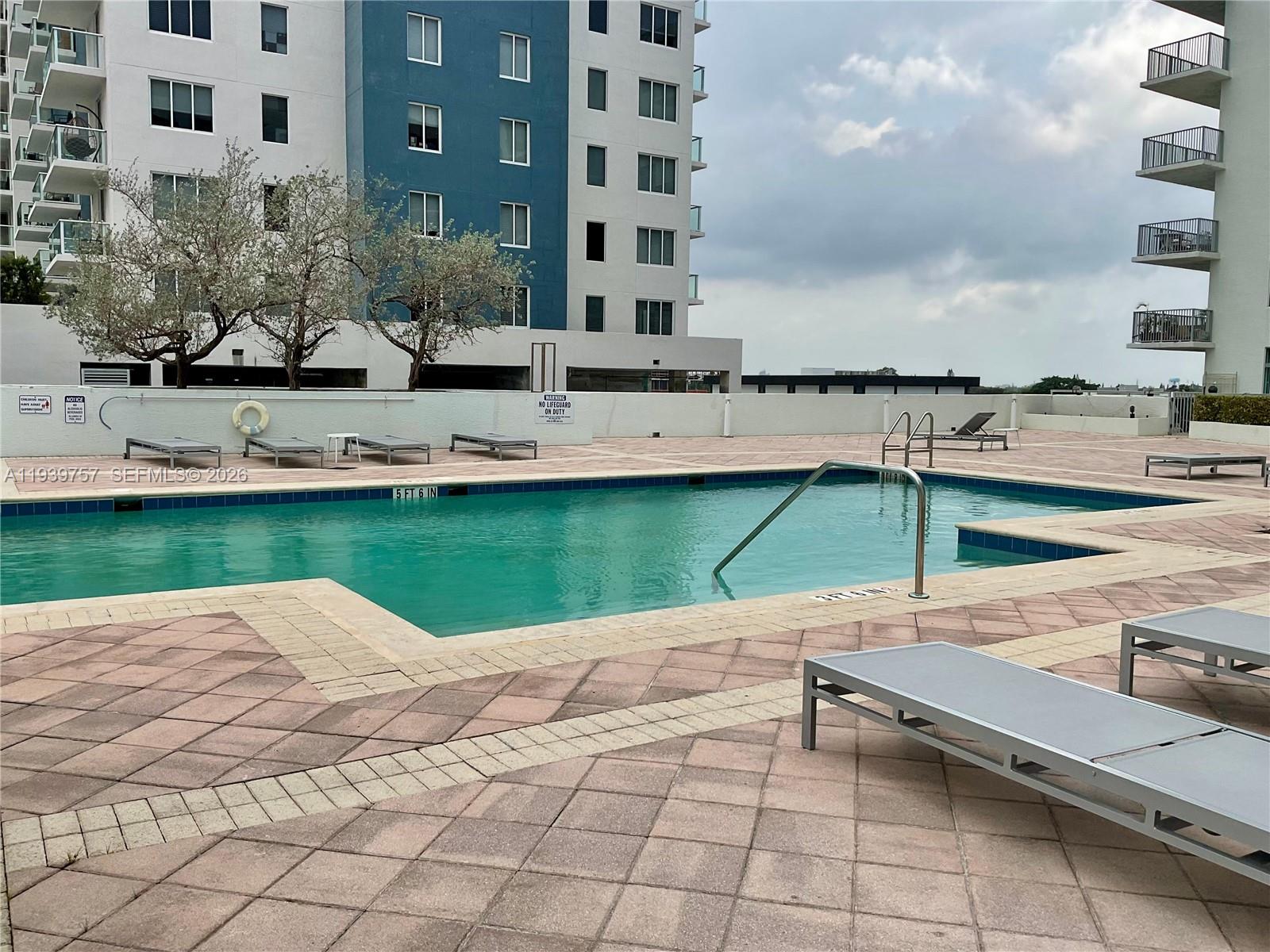 HOLLYWOOD STATION RES CON - Residential