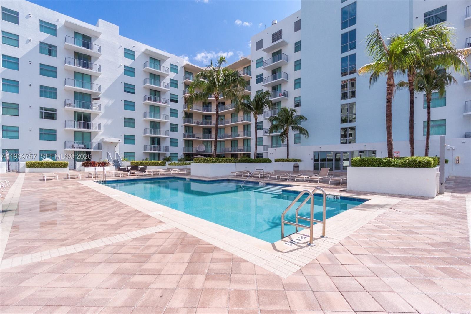 HOLLYWOOD STATION RES CON - Residential