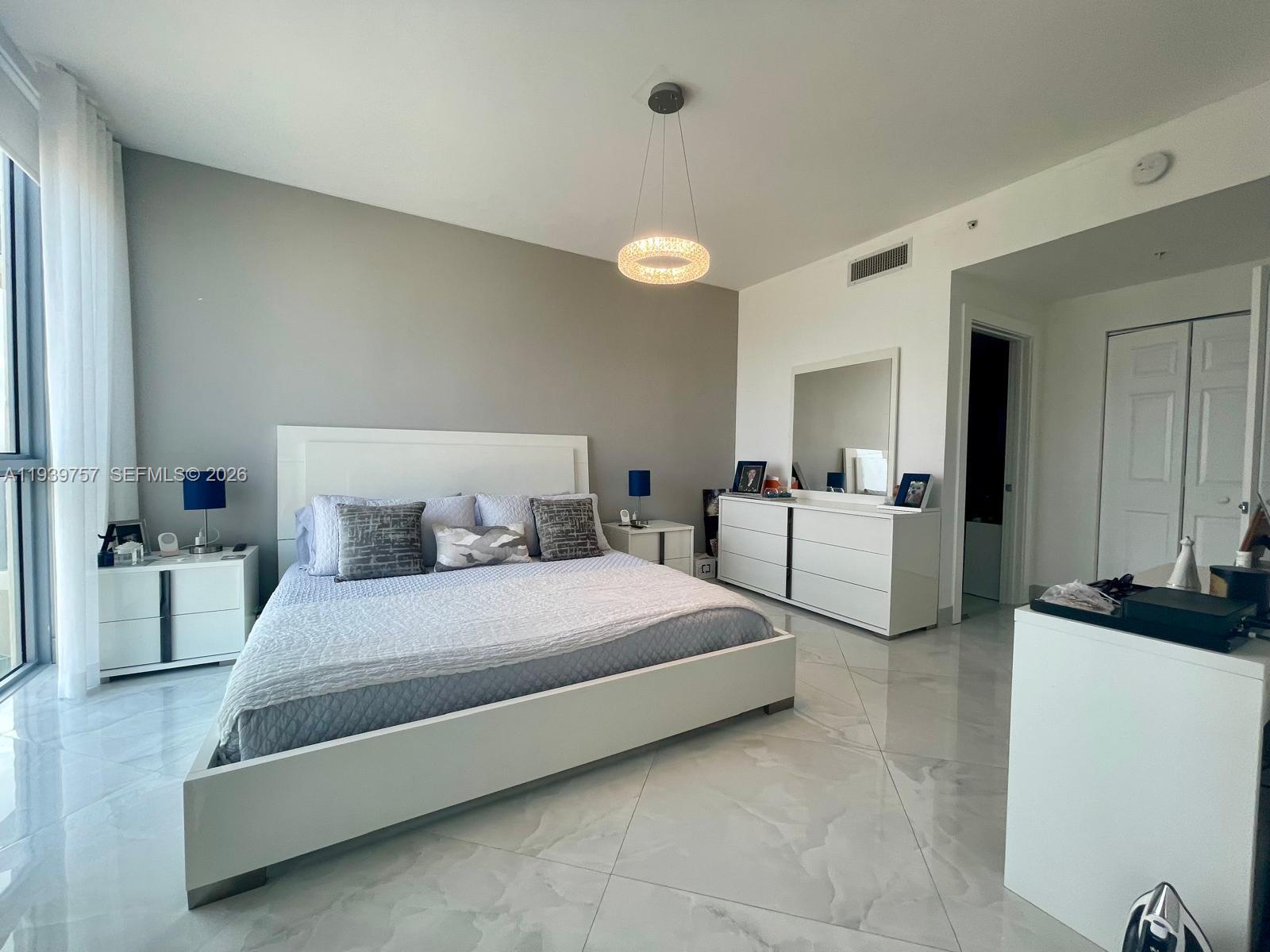 HOLLYWOOD STATION RES CON - Residential
