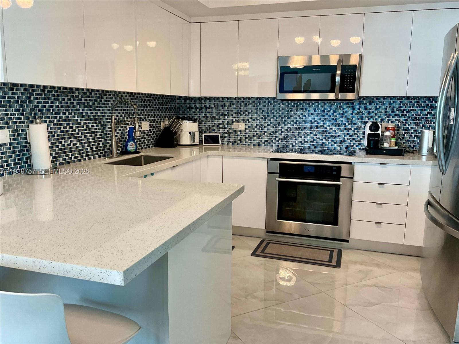 HOLLYWOOD STATION RES CON - Residential