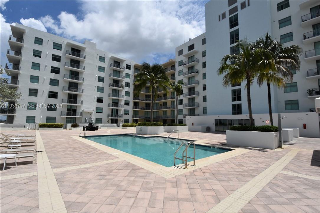 HOLLYWOOD STATION RES CON - Residential