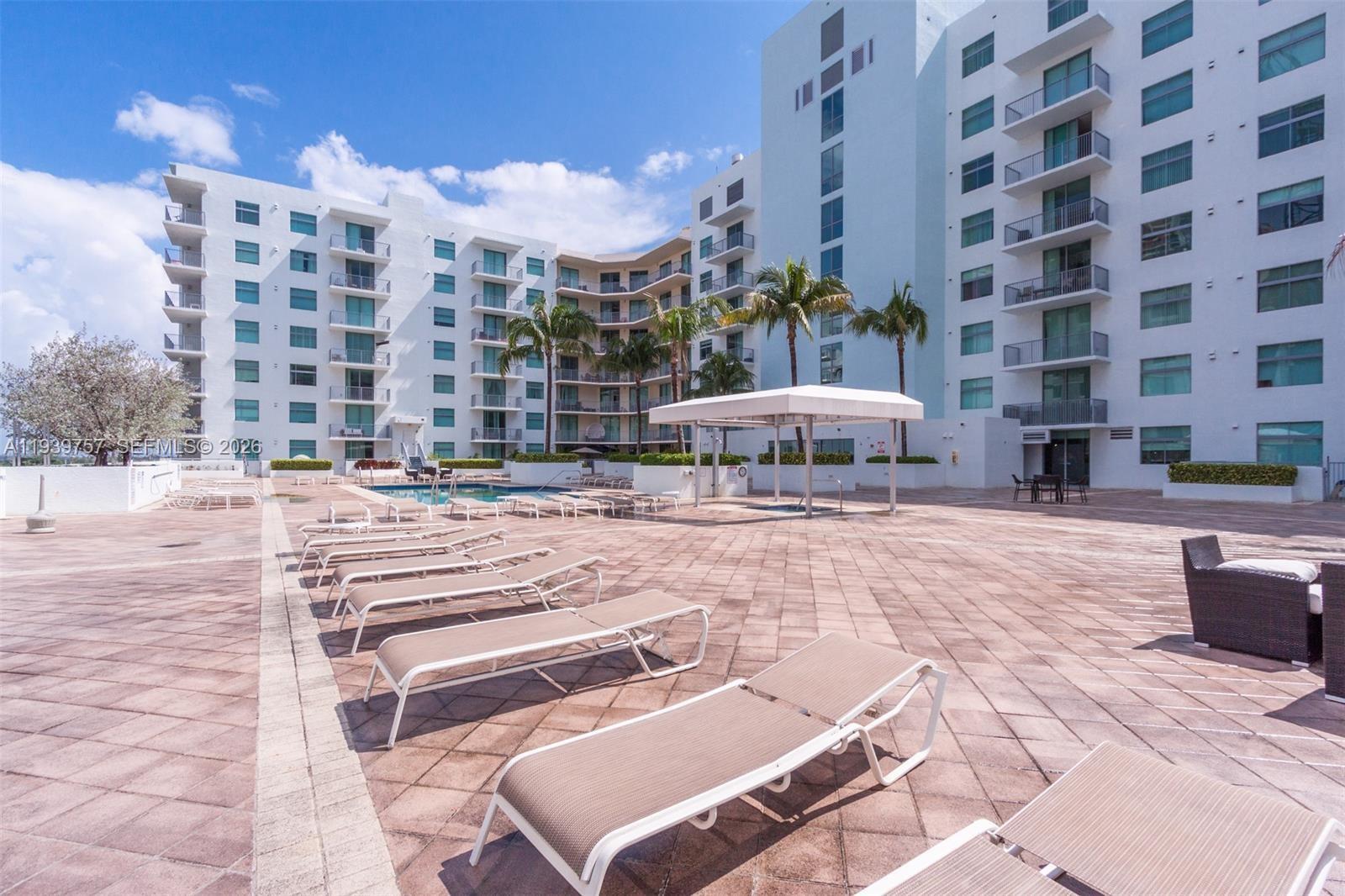 HOLLYWOOD STATION RES CON - Residential