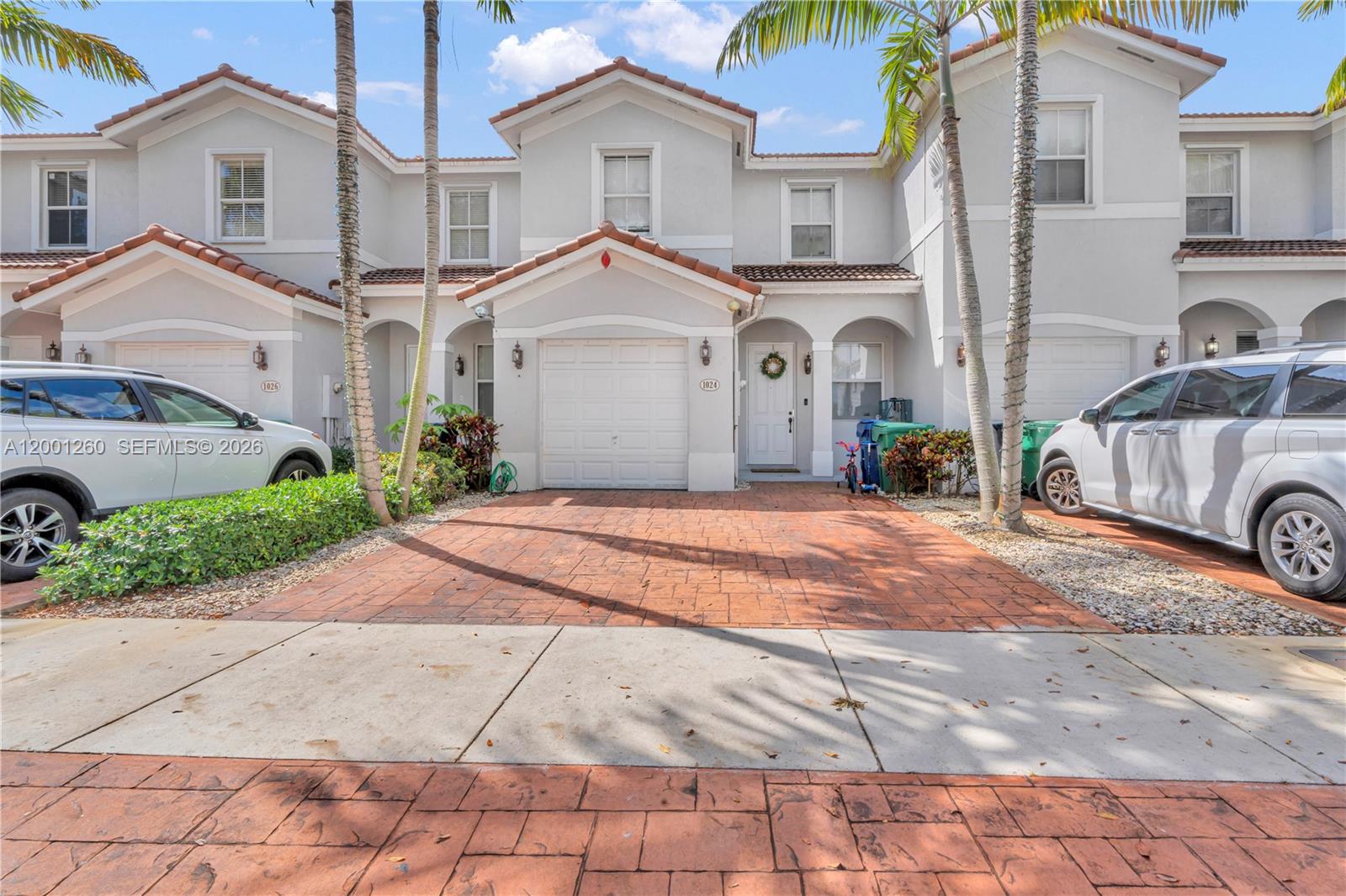 Spacious townhome with endless potential, ready for its new owners to make it their own. Featuring a functional layout in a prime location near shopping plazas and restaurants. An excellent opportunity for first-time buyers to step into homeownership.