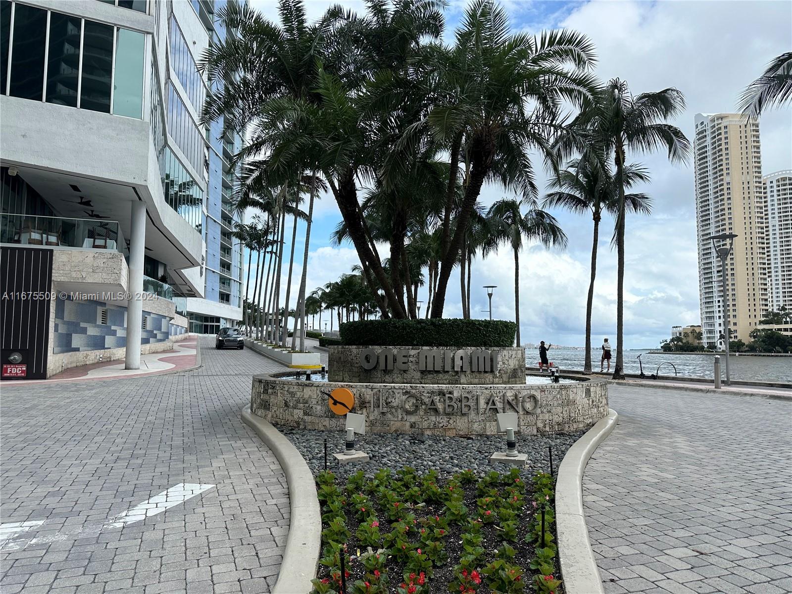 Spectacular Upper Penthouse 1 bedroom unit with an unabstracted view from South Beach through Key Biscayne. Unit has a big closet separately than the bedroom, automatic blinds, new washer and dryer and many more. This specious unit is freshly painted and ready to move in. One Miami building is in the center of all retail and restaurant where close to Brickell City Center, Bayside , Whole foods and lots more. 12 Mins to Miami International airport and the building is walking distance to all the Miami entertainment and public transportation.