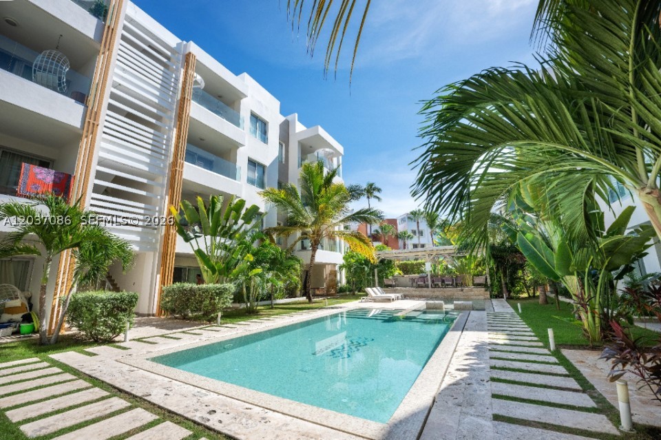 Unique opportunity! Apartment for sale just steps from the beach, ideal for investment or as a second home. This beautiful apartment features 2 bedrooms and 2 bathrooms, situated in a prime location with restaurants, supermarkets, and pharmacies nearby.

The property is currently listed on Airbnb and is generating consistent income. If you're interested, I can provide its Airbnb track record so you can see its performance.

The Beach Garden residential complex offers excellent amenities, including a swimming pool and BBQ area, perfect for enjoying the weather and surroundings.