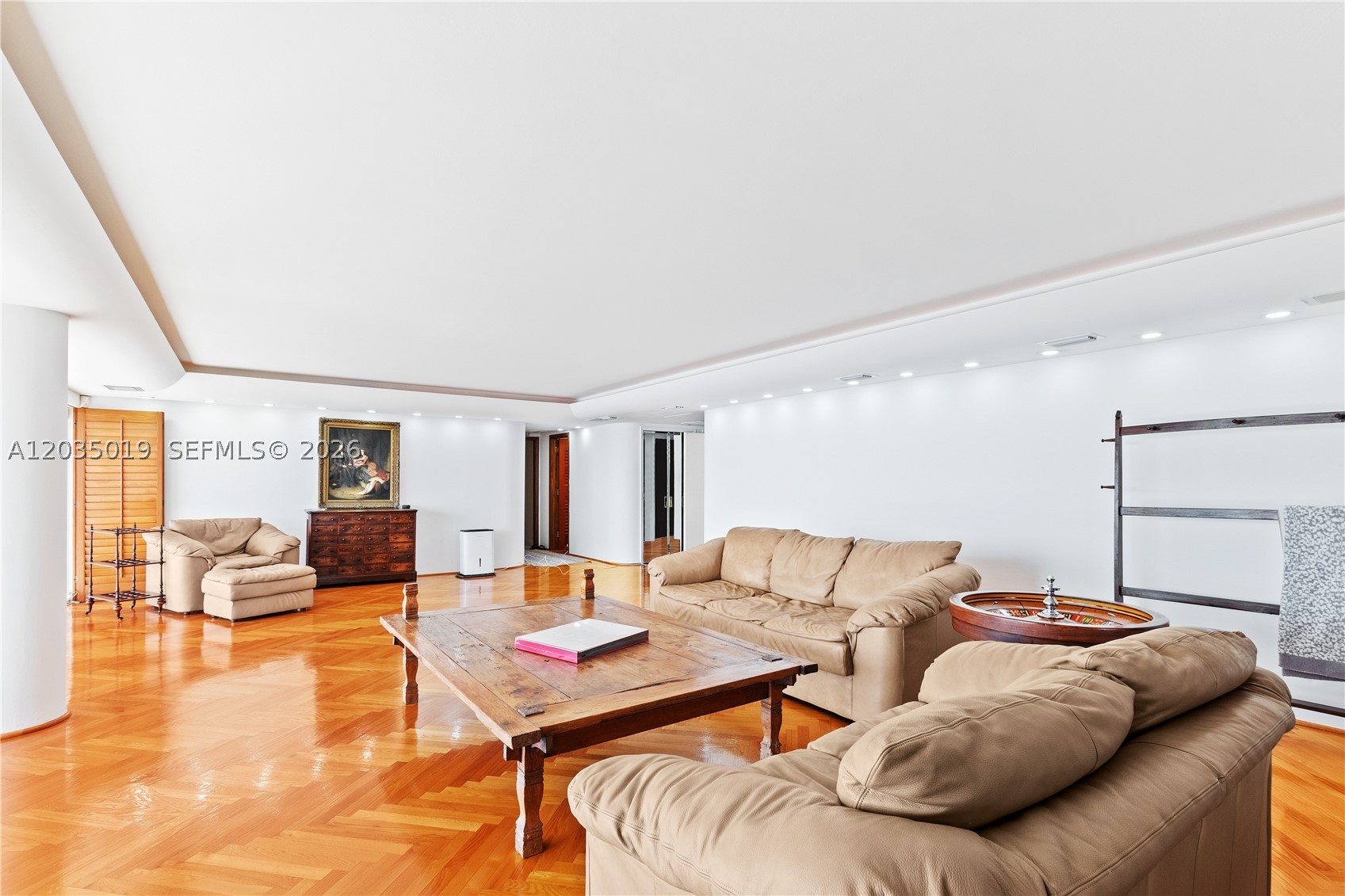 CRICKET CLUB CONDO - Residential