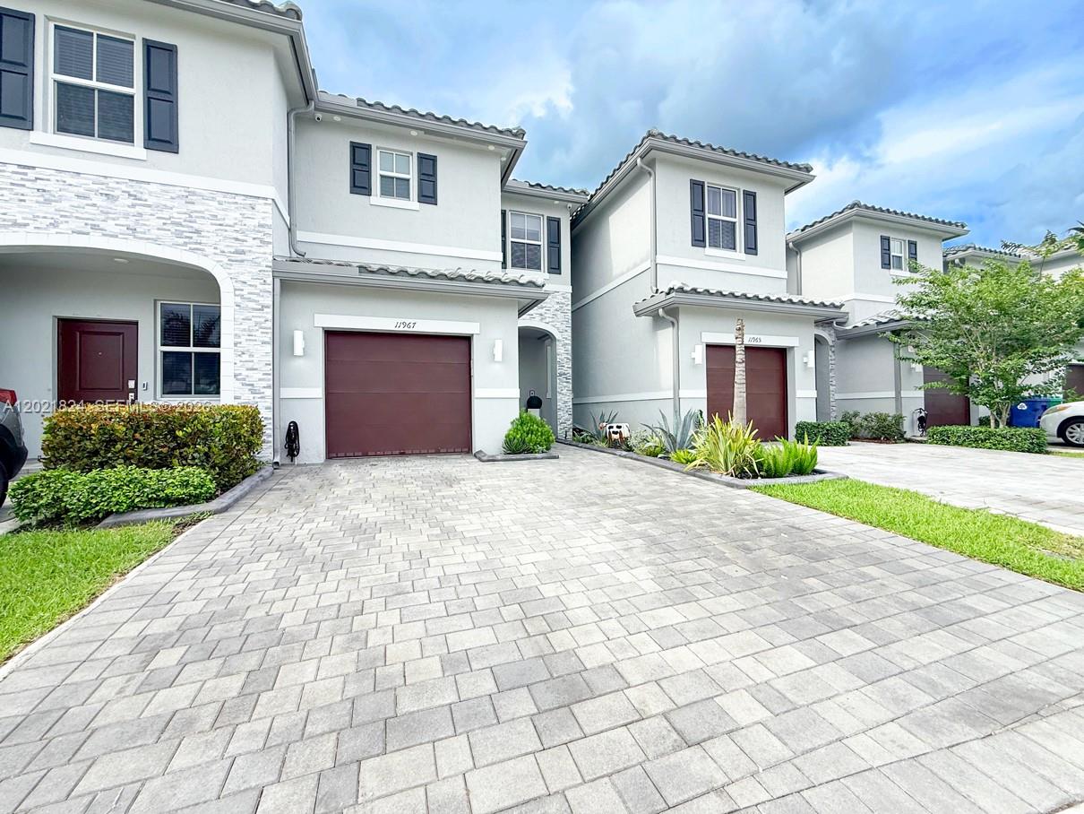 WYNDHAM LAKES PLAZA - Residential