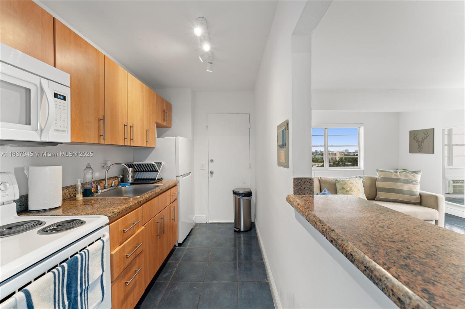 BAYSHORE YACHT & TENNIS C - Residential