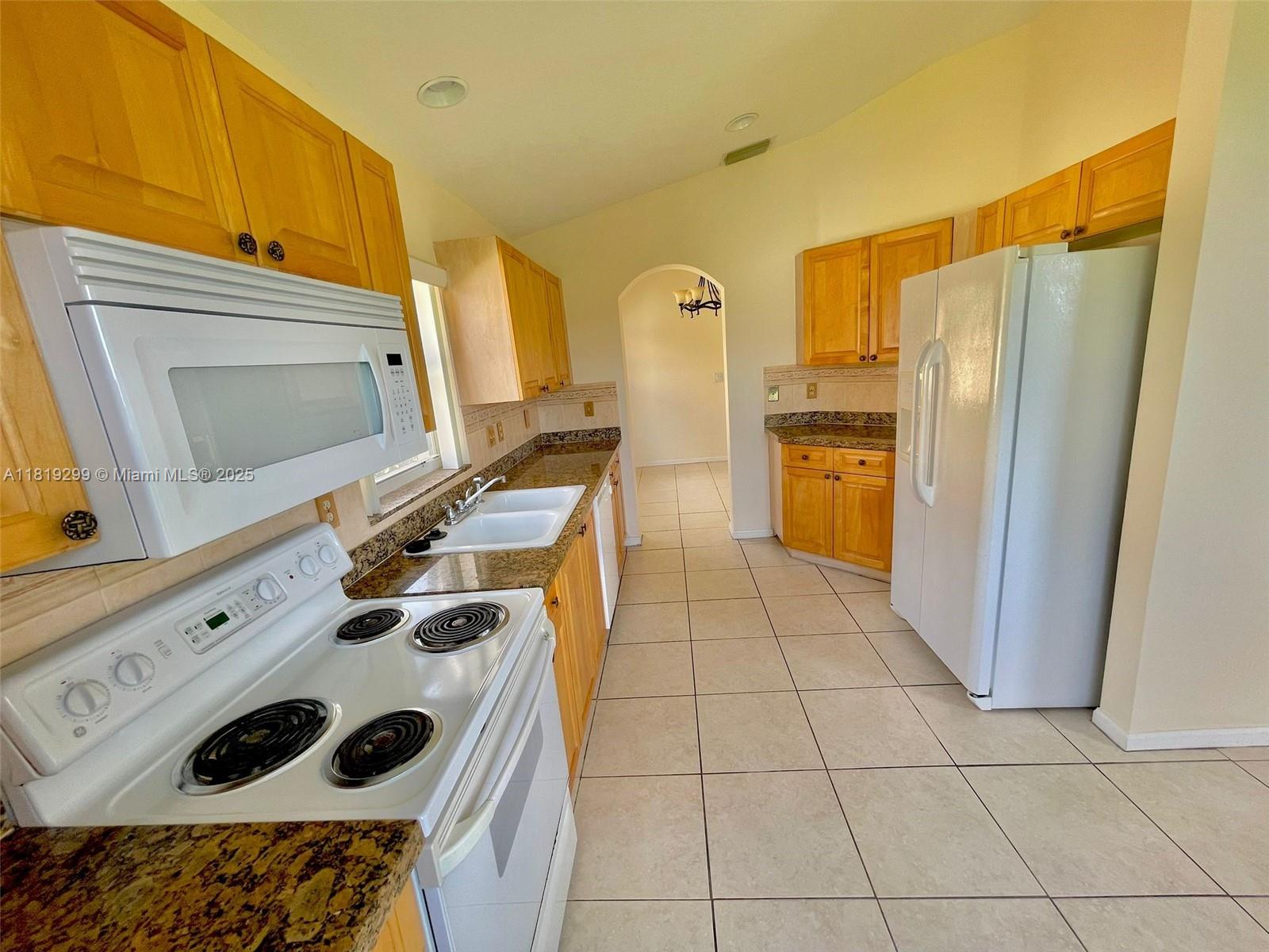 HAMPTON LAKES - Residential Lease