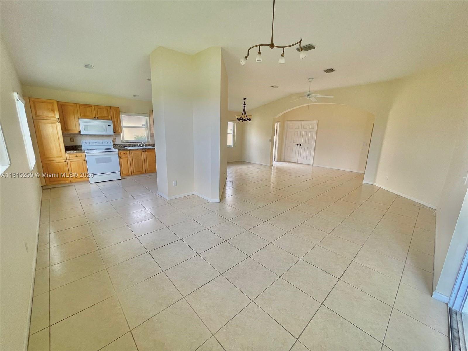 HAMPTON LAKES - Residential Lease