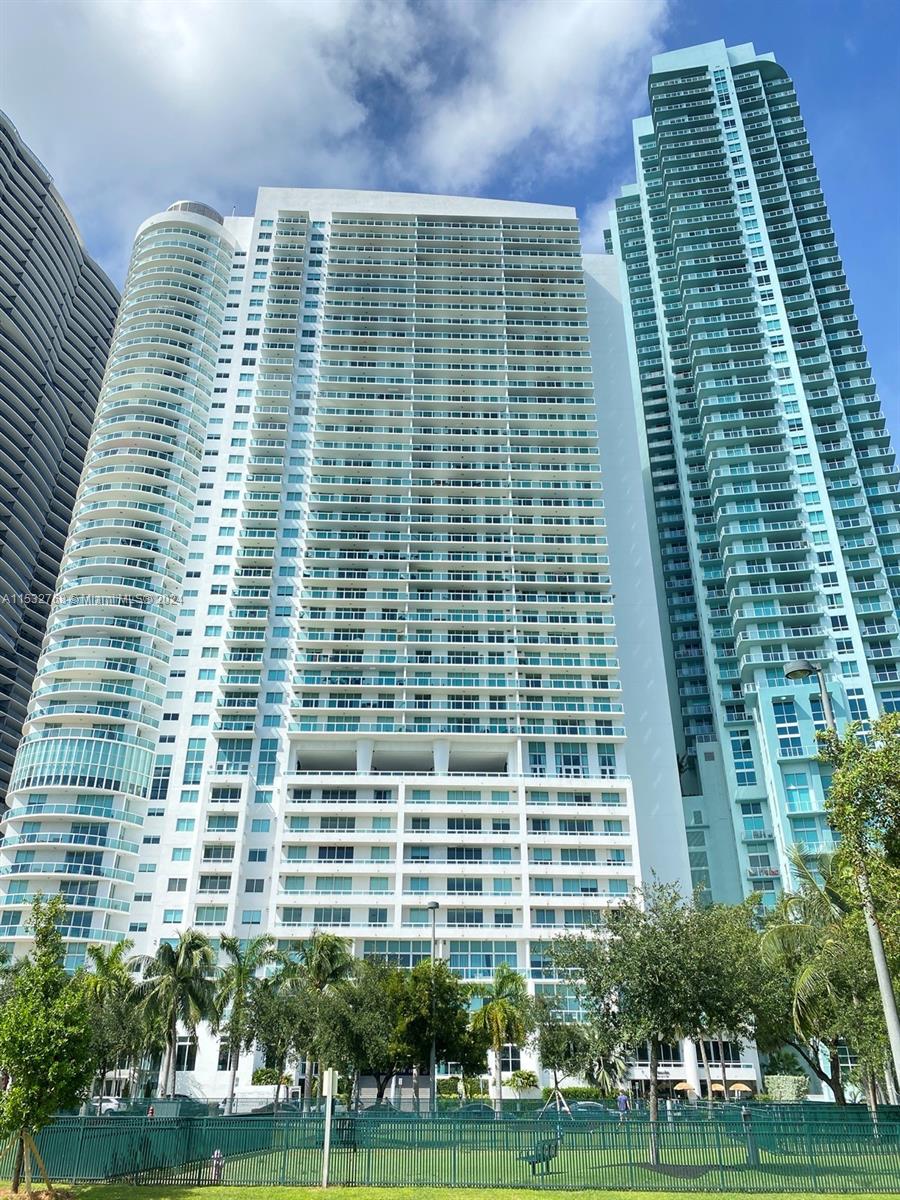 Amazing 2/2 unit with a panoramic & spectacular wide open & unobstructed bay view! 1800 Club is located right across from Margaret Pace Park, close to Wynwood, Design District, South Beach, American Airlines Arena, Bayside, Bayfront Park...etc. This unit features rectified ceramic floor in the entire unit, modern roller shades, Italian cabinetry, S/S appliances, granite countertops and much more. First class amenities. Must see!