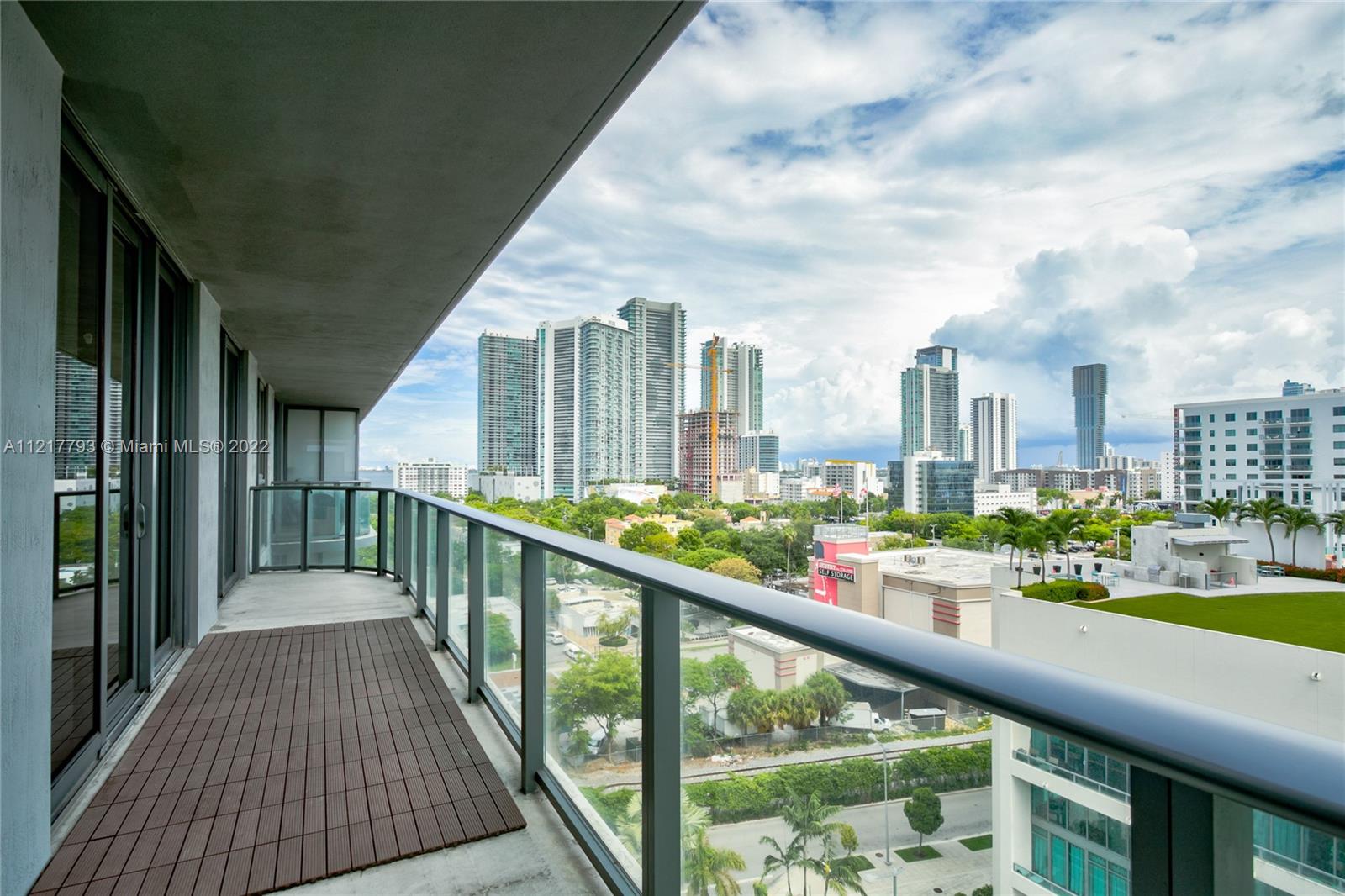Beautiful 2 bedrooms, 2 bathrooms, plus DEN and expansive balcony at Hyde Midtown. Walking distance to several stores and restaurants in Midtown and Design District. Minutes from I-95, the Beach, Downtown, and Brickell. Jack and Jill full bathroom between den and second bedroom. Electric shades in all rooms, ceramic tiles, stainless steel appliances. Great amenities in the building including pool, tennis court, jacuzzi, gym, golf putting green, media room, kids club, lounge room with pool table, Salvaje Restaurant.