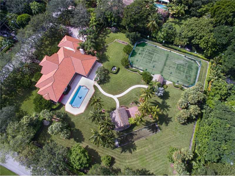 SEATED ON 2 LOTS, BEAUTIFUL CORNER ESTATE, MAINTAINED BY 1 OWNER. WOOD FLOORS, SOCIAL AREAS, MATURE OAK TREES. SOLID WOOD KITCHEN OVERLOOKS SPACIOUS FAMILY ROOM (W/CORAL ROCK FIREPLACE), BREAKFAST AREA & BAR. MASTER W/2 WALK-IN CLOSETS. ALL BEDROOMS HAVE  CALIFORNIA CLOSETS. EXTRAS: PATIO, POOL, LIGHTED TENNIS COURT, HOT TUB, TIKKI HUT WITH ELECTRIC. A MUST SEE!!