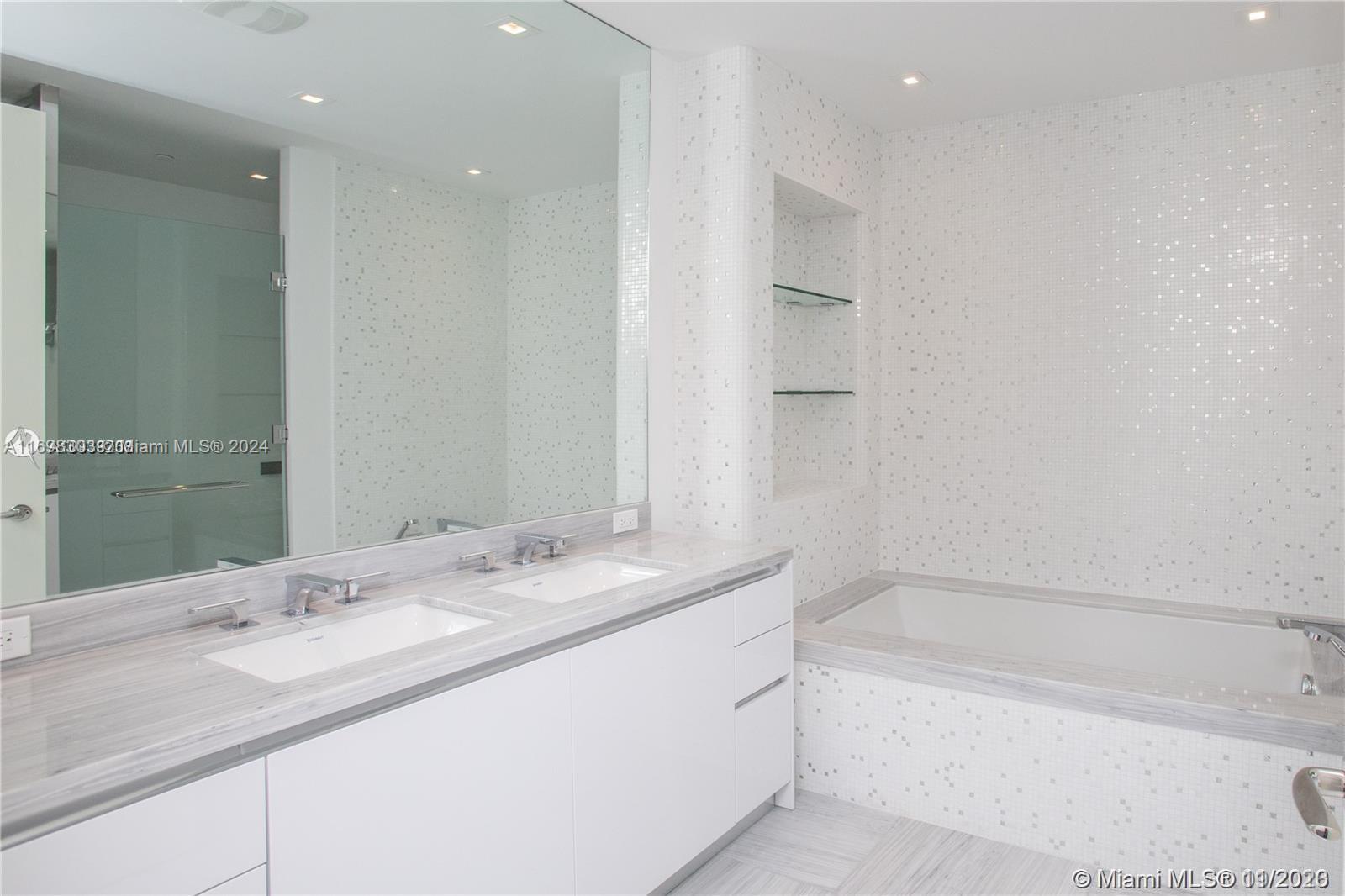 JADE SIGNATURE CONDO - Residential