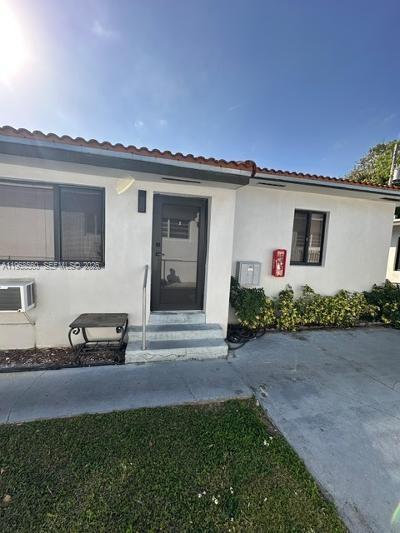 Beautiful 2/1 apartment in very quiet triplex in North Beach.This apartment is just steps from the beach, set in a wonderful family-friendly neighborhood with a charming and beautifully maintained streetscape .