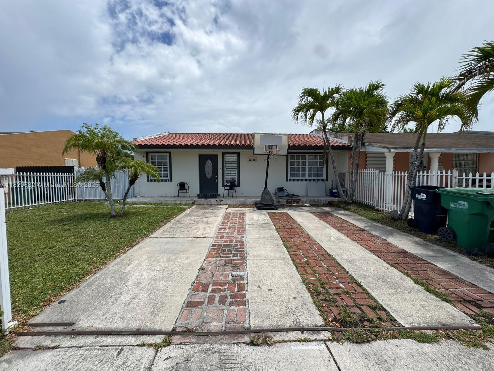 ROYALEGREEN TOWNHOUSE SE - Residential