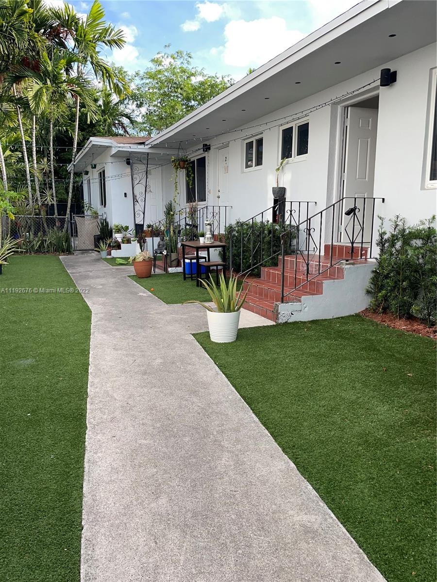 Act Fast! Amazing opportunity to get into this updated/renovated modern 1 bed 1 bath. Stainless steal appliances, white porcelain 24 inch floors, brand new central A/C, Hurricane impact windows. Close to local restaurants, entertainments, and the park.
