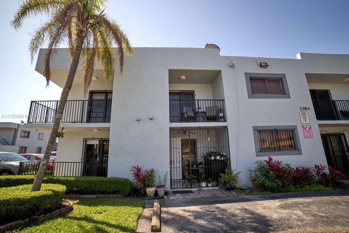Remodeled corner unit with plenty of natural light . Cozy and comfortable Town House 
Where every detail offers an air of modernity and elegance .Nice first floor balcony .
Washer and dryer. Open modern kitchen to the social spaces 
One parking lot next to the unit