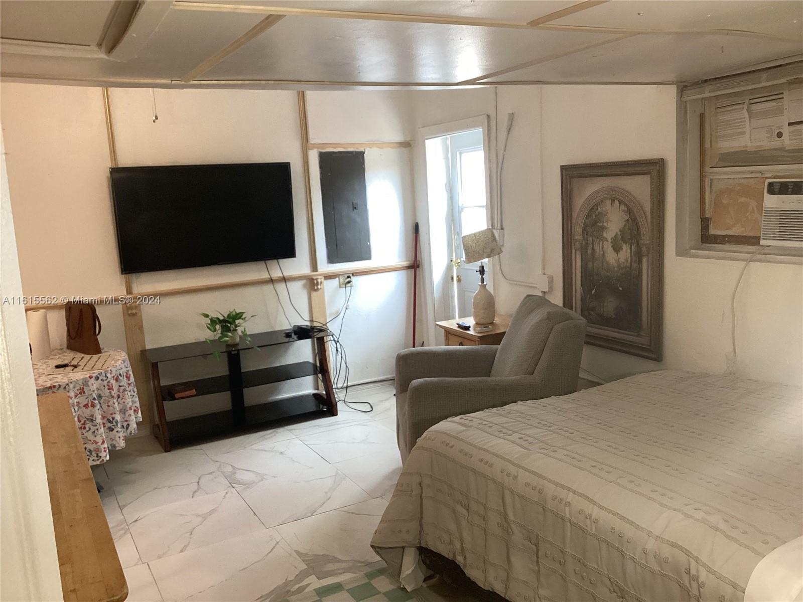 HOLLYWOOD LITTLE RANCHES - Residential Lease