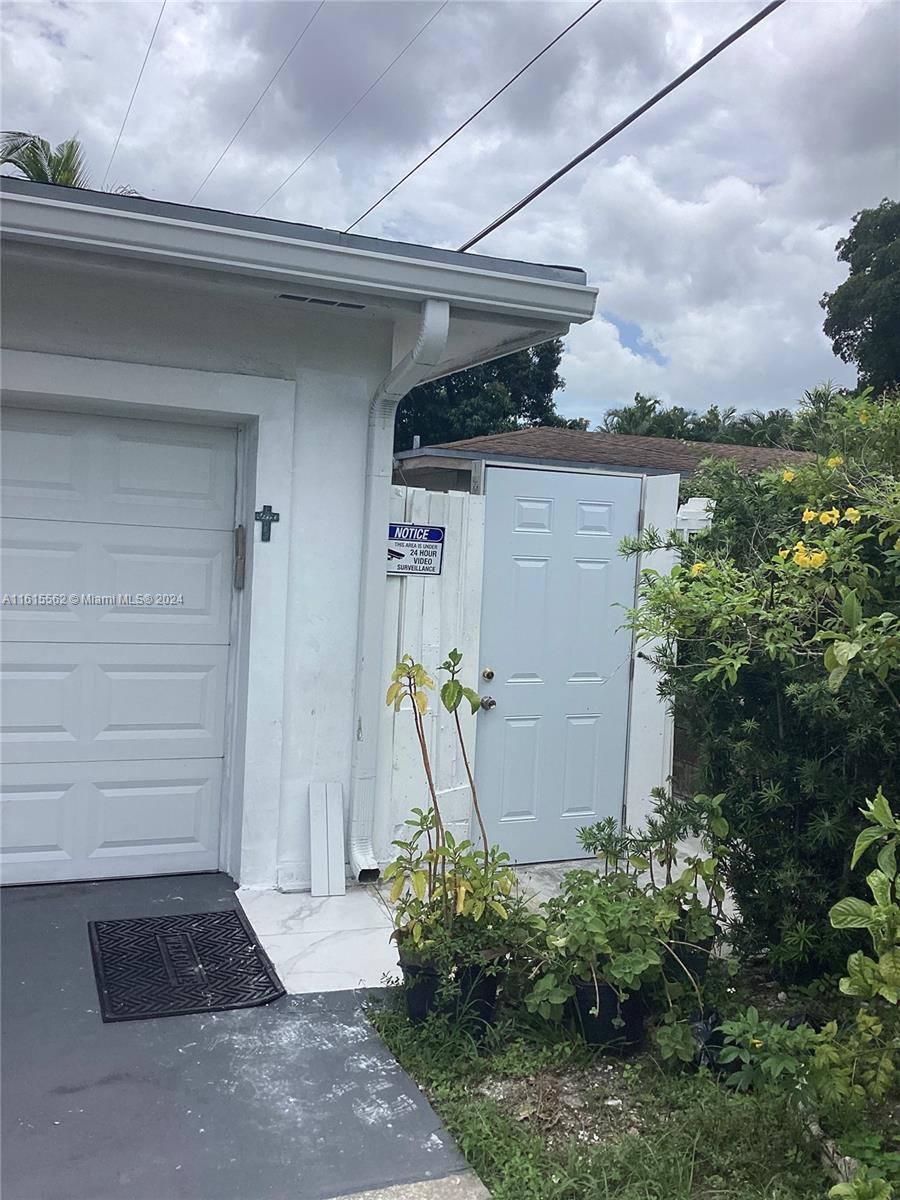 HOLLYWOOD LITTLE RANCHES - Residential Lease