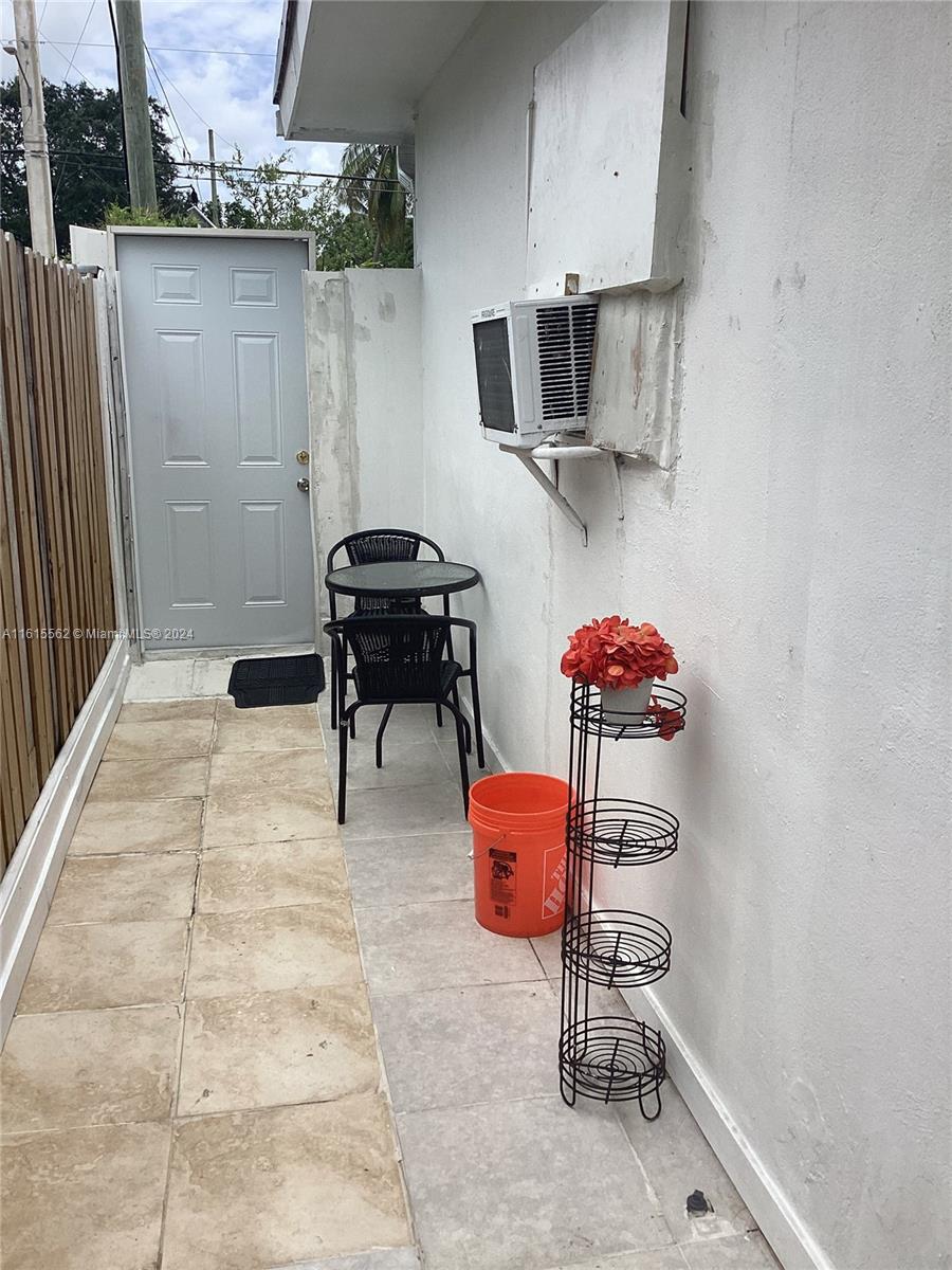 HOLLYWOOD LITTLE RANCHES - Residential Lease