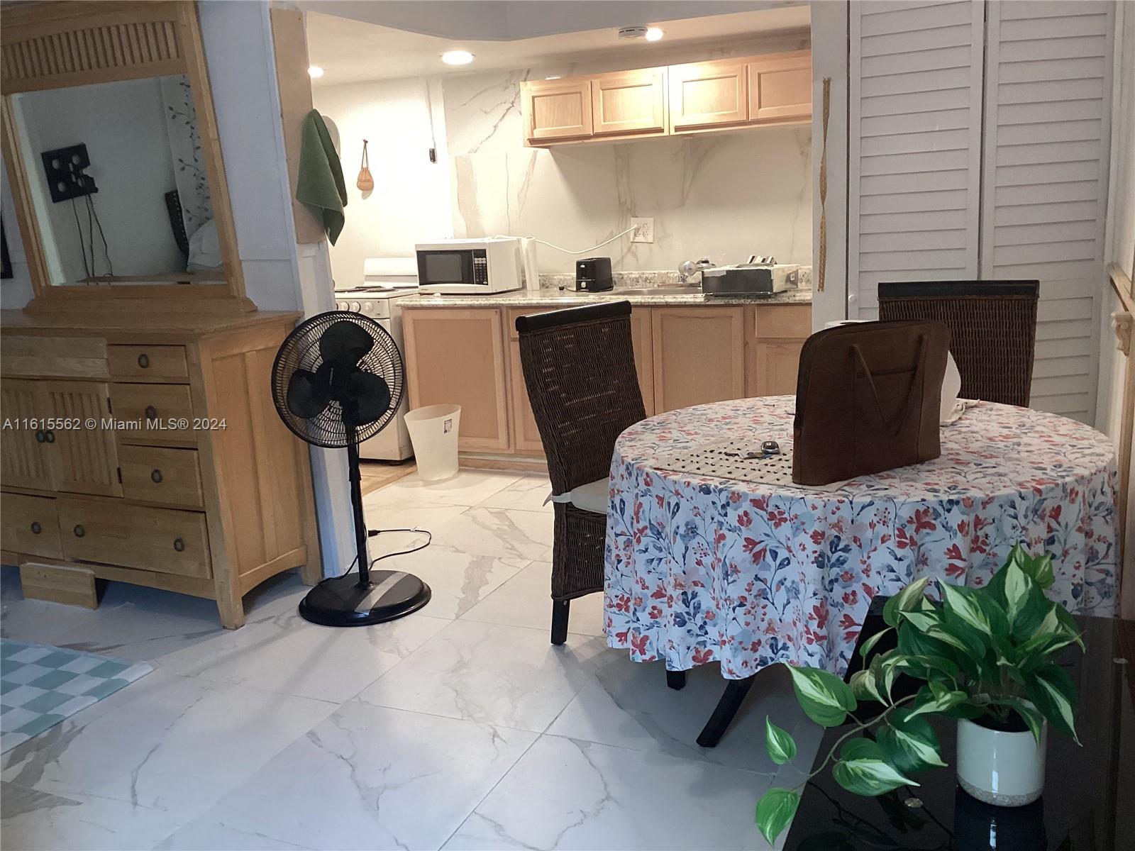 HOLLYWOOD LITTLE RANCHES - Residential Lease