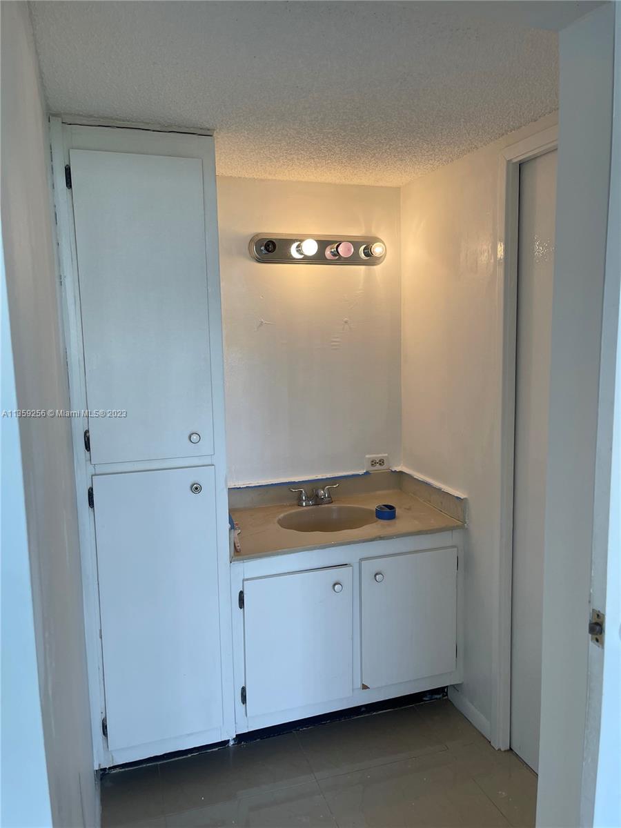 PLAZA OF AMERICAS CONDO P - Residential Lease