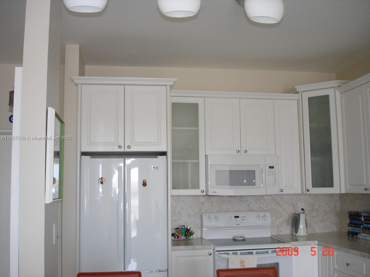 Beautiful 1 bedroom 1 1/2 bath Penthouse over 1,000 sq ft 10 feet ceiling.
Large terrace with standing unobstructed South, West, East view.
World class Amenities: Marina , gym, 2 pools, tennis court, 24 hours security, free valet parking.
Minutes away from Aventura Mall, top-rated schools and fine dining. For showing instructions CALL listing agent.