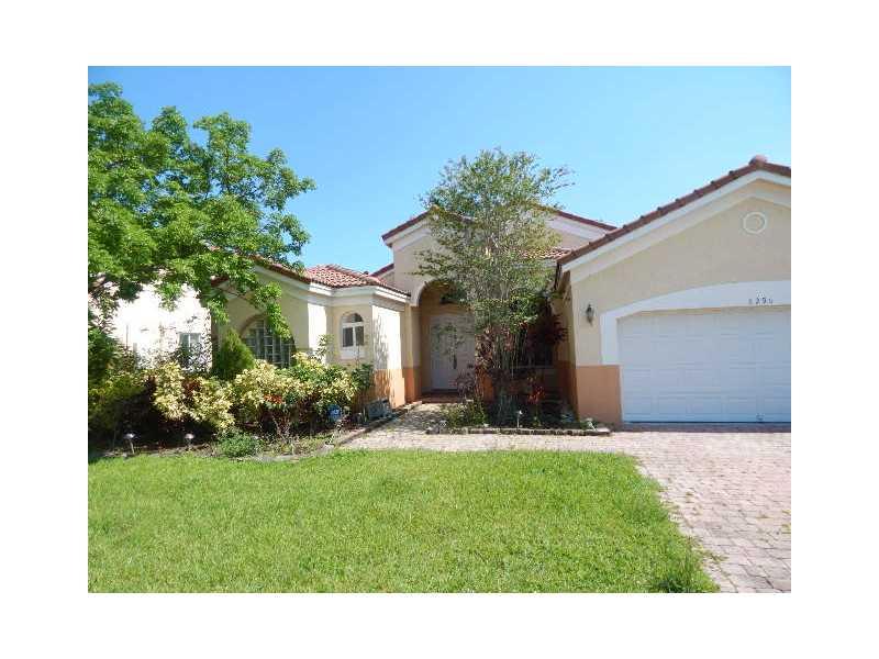 SPACIOUS 4/3 WITH 2 CAR GARAGE & POOL. OPEN KITCHEN HAS ISLAND, RANITE COUNTERS, WOOD CABINETS & BUTLER'S PANTRY.
