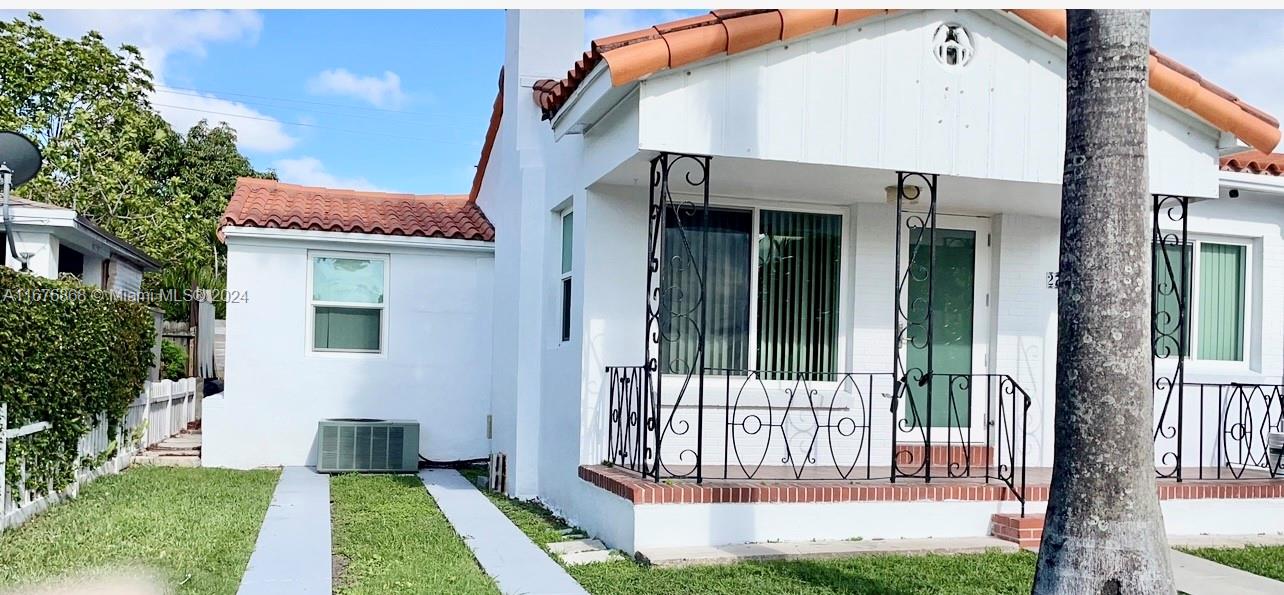 Investor Opportunity ! Beautiful Duplex. Unit #1: 3 bed/2 bath (furnished) with kitchenette and private patio.
Washer/Dryer at the rear of the unit on the left hand-side. 2 parking spaces on driveway (on the grey colored
side). Unit is currently Airbnb rented with an average monthly income of $2,500/M. Rent includes water, electricity
and lawn care. Unit #2: 3 beds/2 bath (unfurnished) with kitchenette and parking space. Washer/Dryer at the rear
of the unit on the right-hand-side. Currently on a month-to-month rent of $2,100. No Association ! Pet friendly !