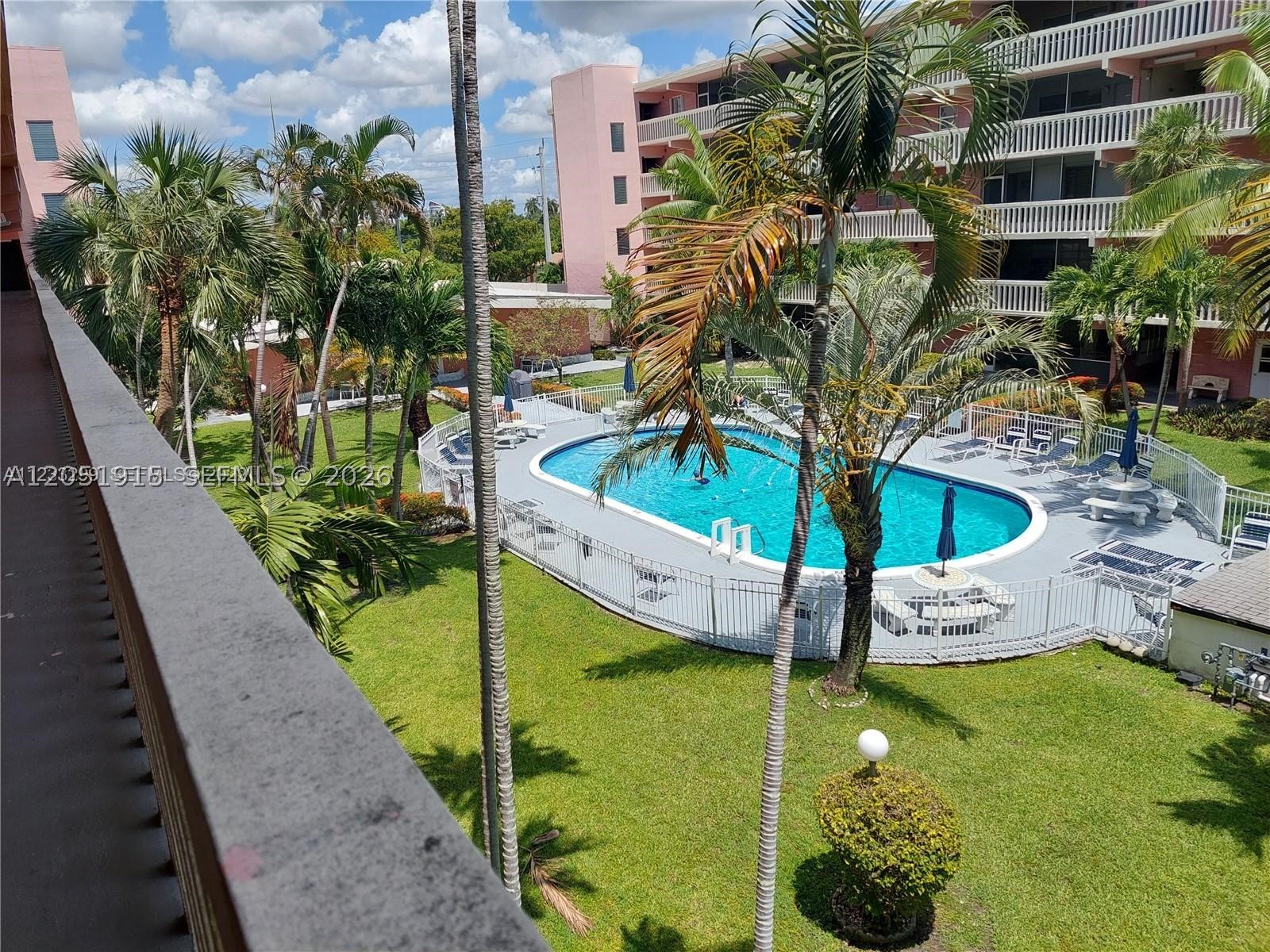 Beautiful third-floor apartment featuring one bedroom, one bathroom, a full kitchen, and a balcony with a pool view. The building offers laundry facilities, an elevator, and a clubhouse with a pleasant swimming pool.
It boasts an excellent location near the beach—just half a block from Hallandale Avenue—and close to restaurants, banks, medical centers, schools, Gulfstream Casino, and Aventura Mall. The neighborhood is very pleasant. It is a secure, private building situated near supermarkets, shopping centers, and beaches.