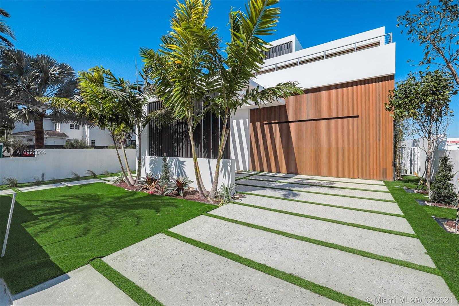 NEW CONSTRUCTION!! Brand new waterfront home with wide bay views on a coveted Venetian Island dead-end street. This 4 bed, 4.5 bath home has over 8,500 Total Sq.Ft and will enjoy incredible sunsets, sea breezes and beautiful Miami skyline! Features include a 2-car garage with space for lifts, commercial elevator, two summer kitchens, top of the line finishes and appliances, Mia Cucina bathrooms and kitchen, and a swimming pool facing open bay. This home has over a 1,200 Rooftop with a full summer kitchen and unobstructed 360 degree views of downtown and Miami Beach. Home is staged by Artefacto. Perfectly located between Downtown Miami and Miami Beach, Art & Culture Venues, restaurants, shopping and more!
