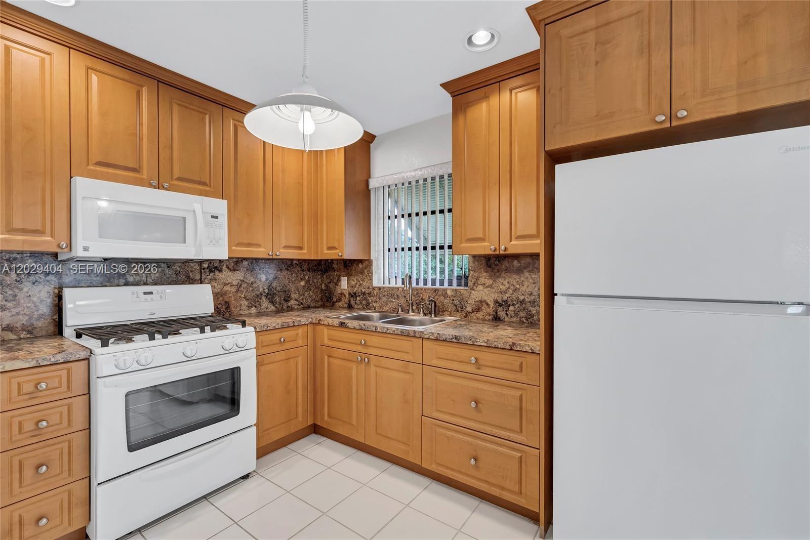 BROADVIEW COUNTRY CLUB ES - Residential