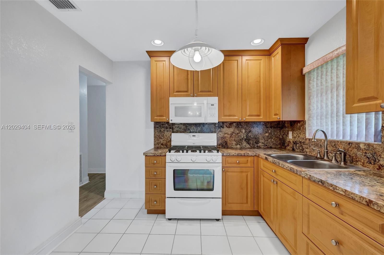 BROADVIEW COUNTRY CLUB ES - Residential