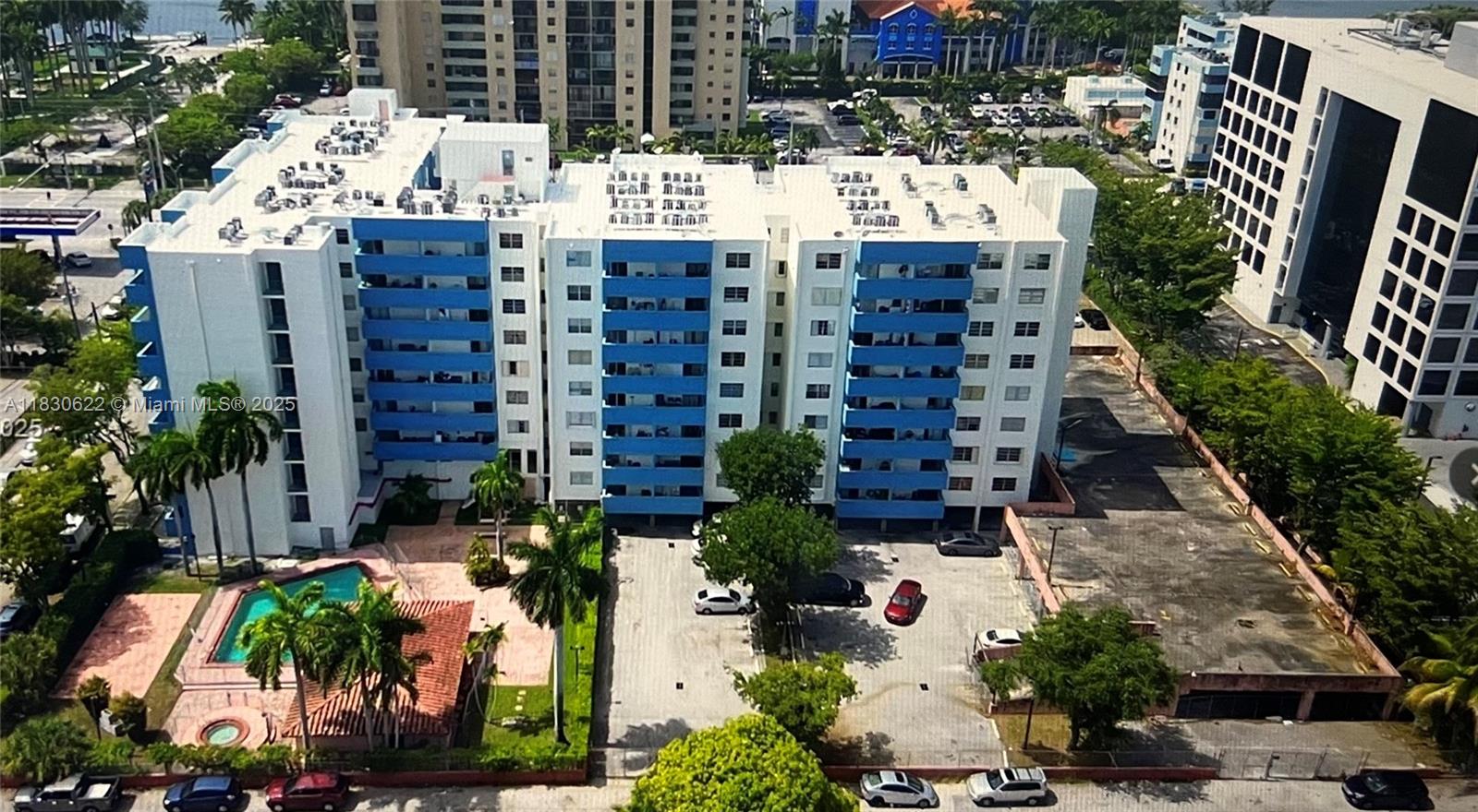 Great for Investors.... No Reserves, No rental restrictions. Condo in the heart of the city! 1 bedroom, 1 bathroom, stainless steel appliances in the fully equipped kitchen, The bedroom has walking closet and the bathroom with natural light streaming in through the windows, one assigned parking spaces, open balcony. Building been under remodeling. YOU MUST SEE!!!!!!!